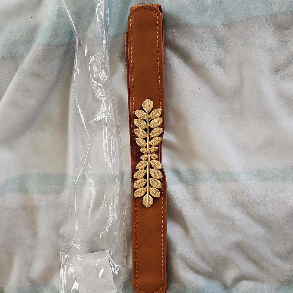 NWT Leaf Shaped Interlocking Buckle Stretch Cinch Belt